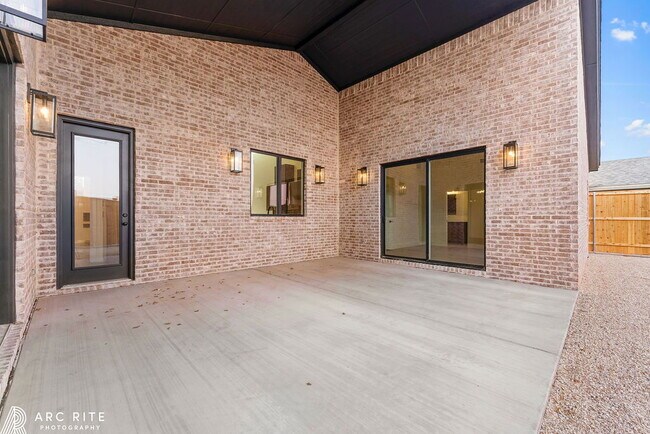 Building Photo - Cute One Bedroom Close to Campus with Lawn...