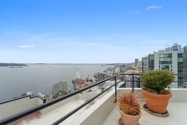 Building Photo - Watermark Tower - 2 bedrooms