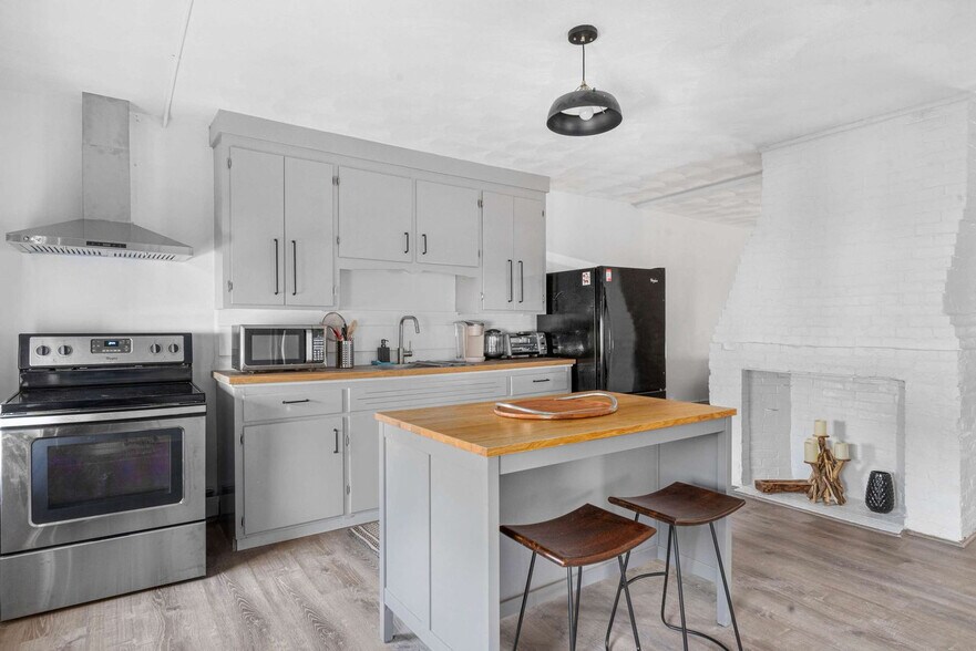 Building Photo - 136 Main St