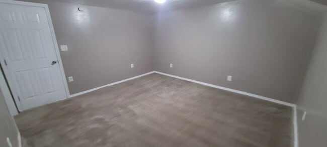 Building Photo - Cute 5 bedroom House