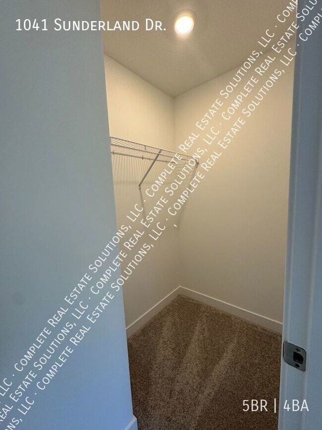 Building Photo - 1041 Sunderland Dr