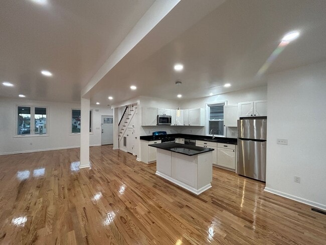 Building Photo - Stunning 5-Bedroom Home