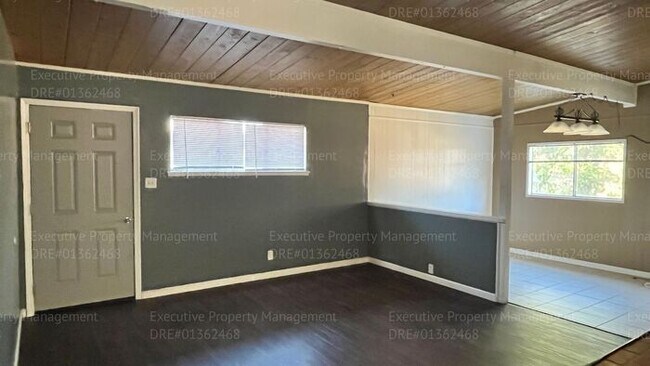 Building Photo - 3 bedroom/ 1.5 bathroom home with a detach...