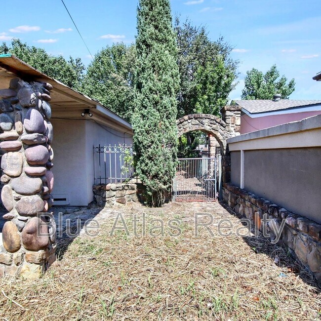 Building Photo - 7838 Maxwell Ave