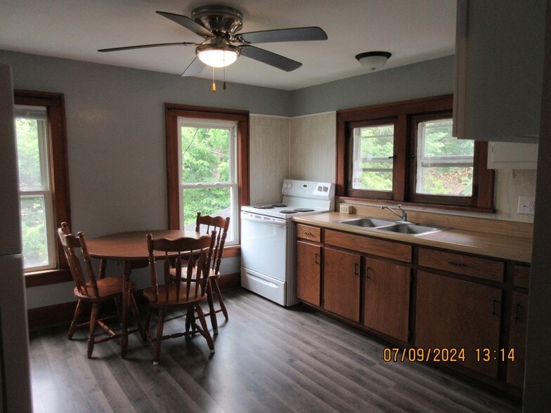 Building Photo - 919 W 8th St