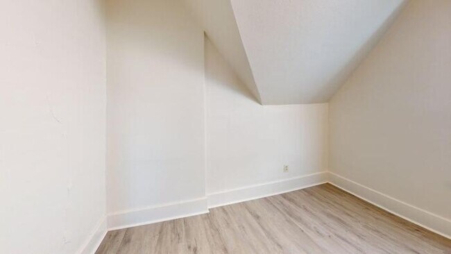 Building Photo - 704 N 6th St