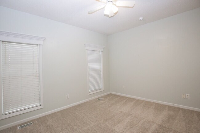Building Photo - 380 Sullivan Dr