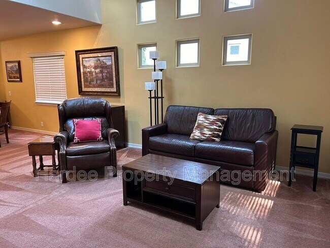 Building Photo - 830 E Riverpark Ln