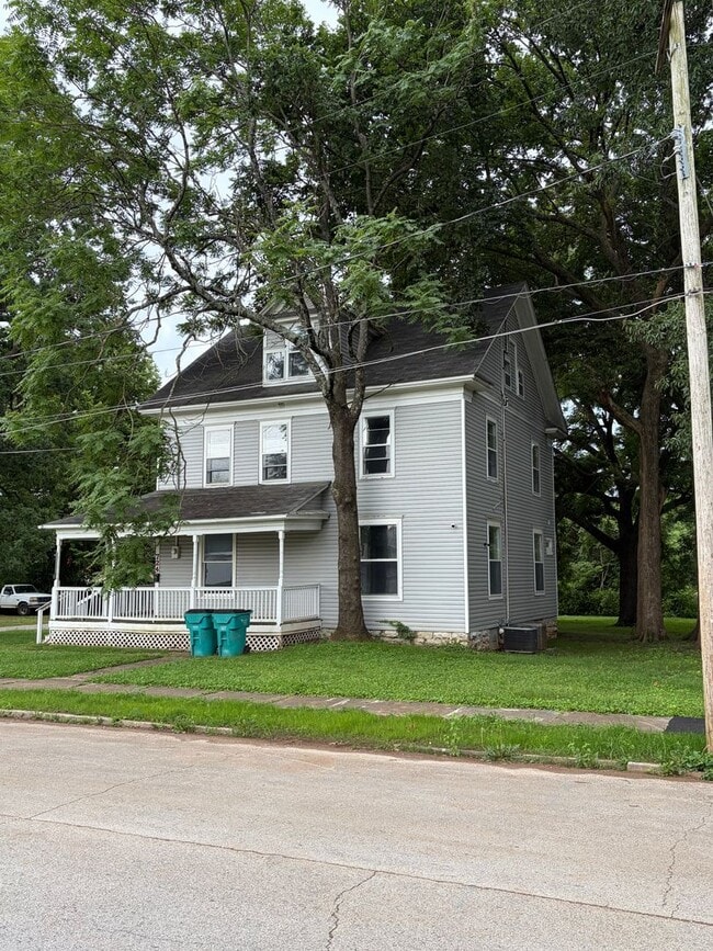 Building Photo - 724 W Elm St