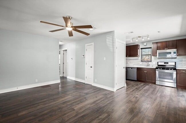 Building Photo - 1404 Vargas Rd