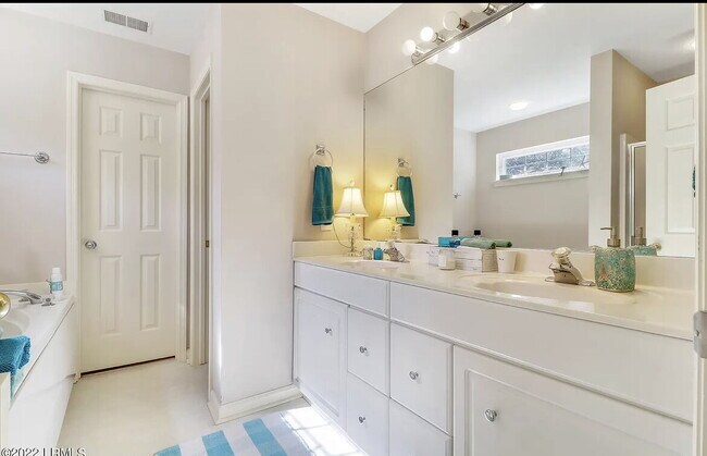 Building Photo - Duplex Apartment Close to Downtown Bluffton!