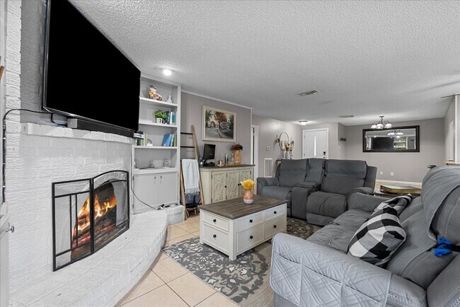 Building Photo - 883 Silverpines Rd