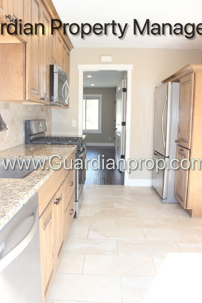 Building Photo - Renovated Side By Side Town Home, 2 Full baths, 2 Full Garage Spaces, Video Walk Through