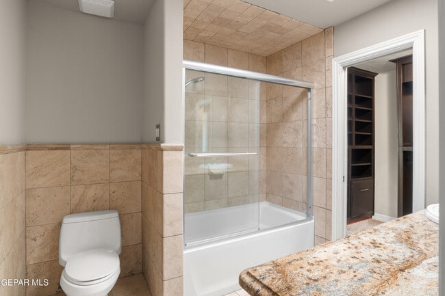 Building Photo - 6204 Pinehurst Dr