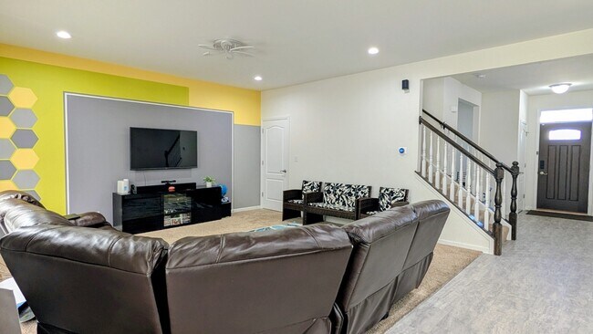 Building Photo - 114 Gala Dr