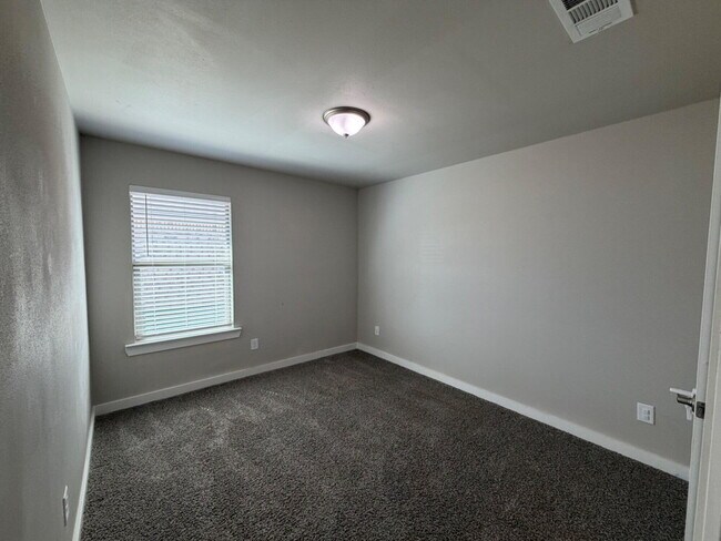 Building Photo - 328 Ranger St