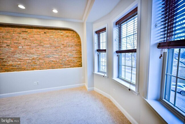 Building Photo - 263 S Ellwood Ave