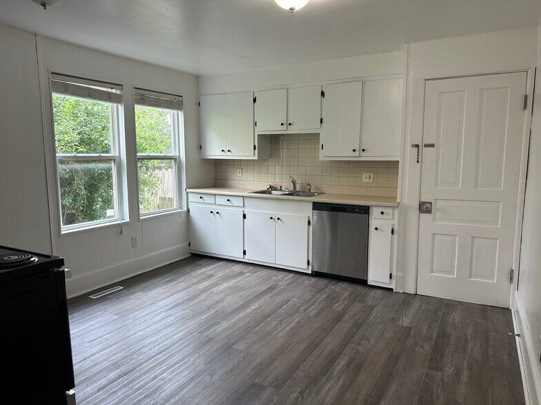 Kitchen - 275 E Green Bay Ave