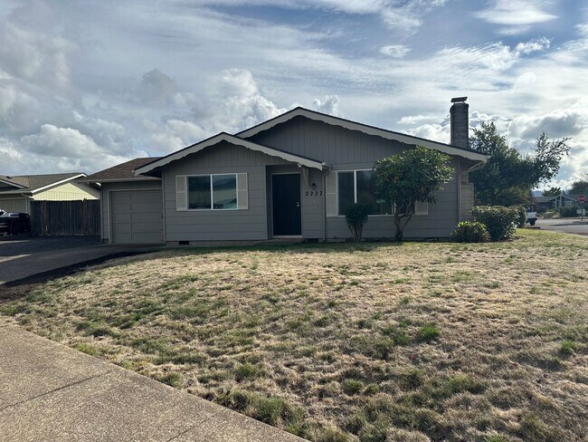 Building Photo - Nice 2 bedroom 1 bath duplex in Springfield!