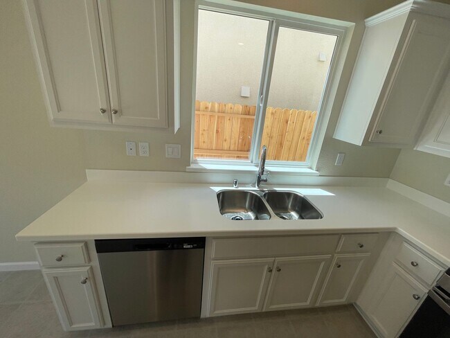 Building Photo - Newer Florsheim Home