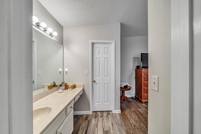 Building Photo - Updated 3 Bedroom in Central Location!