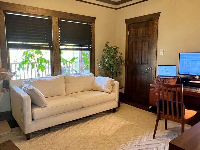 Building Photo - 1021 Louise St