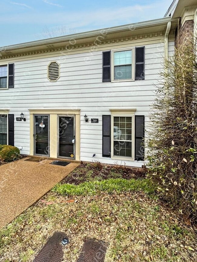 Primary Photo - 719 Fox Ridge Dr