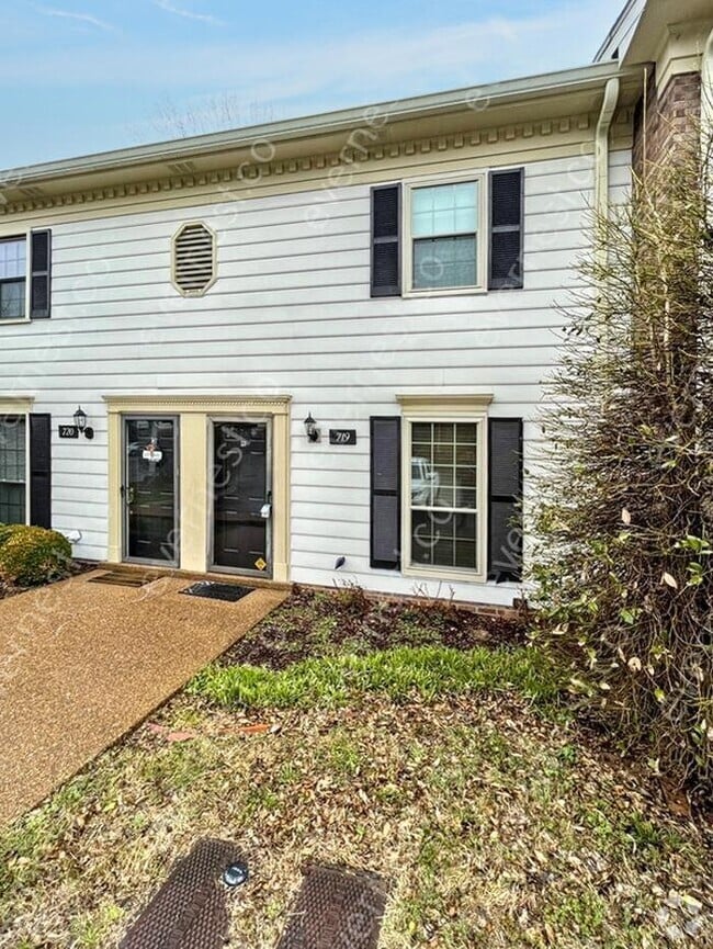 Building Photo - 719 Fox Ridge Dr