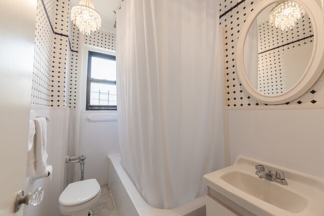 Building Photo - 127 W 82 St