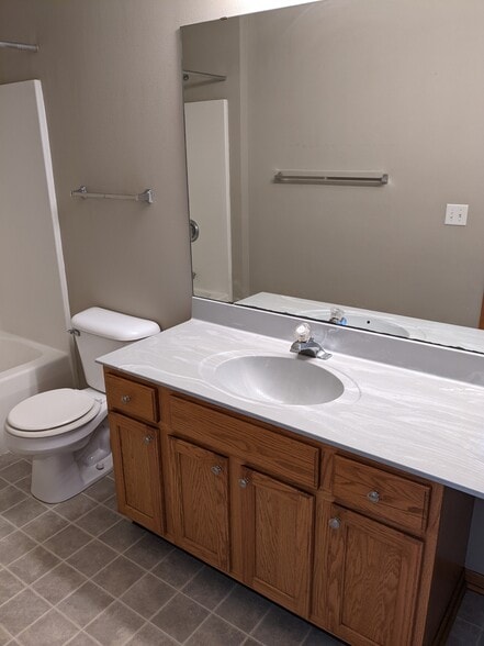 Master Bath - 5212 Black Walnut Dr