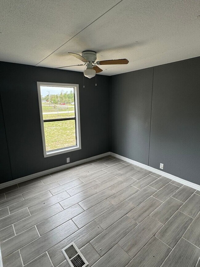 Building Photo - Large Fenced Yard In A Quiet Neighborhood