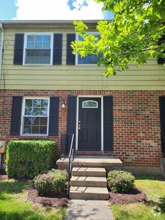 Building Photo - RARE 3-Bed Townhome in Fox Ridge Manor!