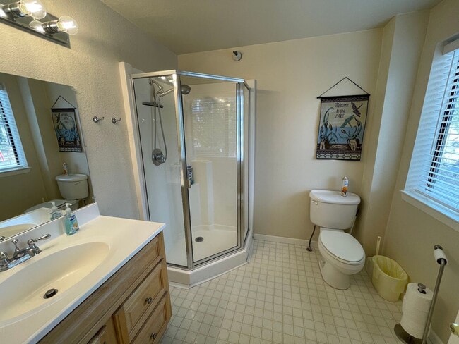 Building Photo - Cozy unit close to skiing!