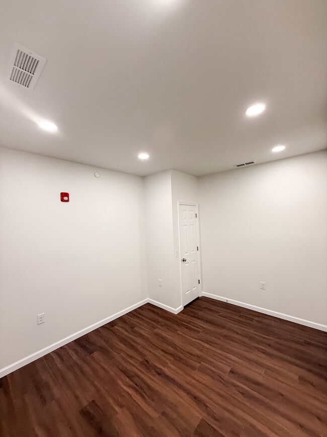 Building Photo - Daly Gardens #43