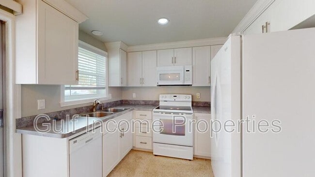 Building Photo - 621 21st St W