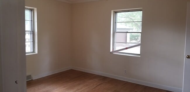 Building Photo - 3 Bedroom 2 Bath 1 Car Garage