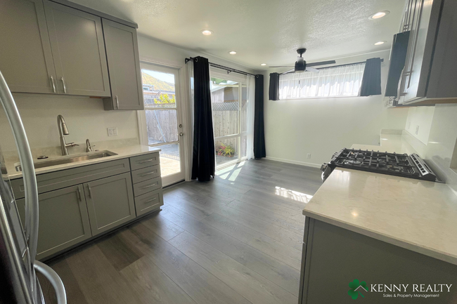 Building Photo - Fully Remodeled 3 Bedroom Home in Sunshine...