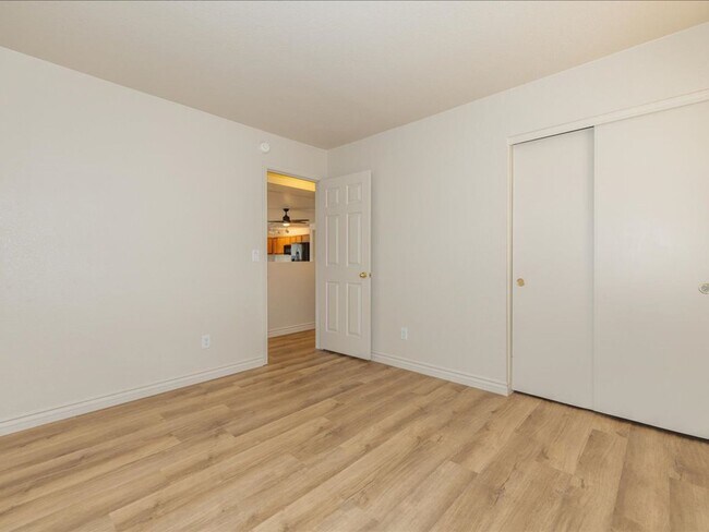 Building Photo - 3 Bedroom 2 Bathroom with Den