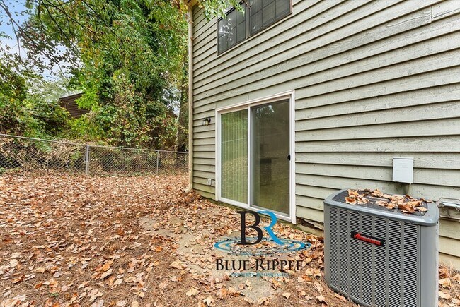 Building Photo - Spacious 3BR/2Bth Prime Smyrna Location on...