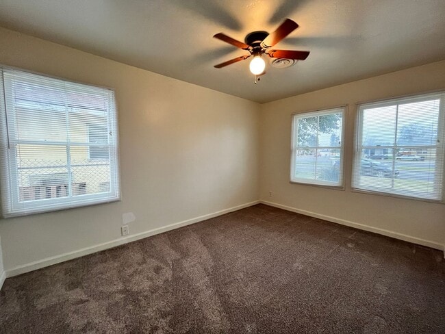 Building Photo - Centrally located 3-bedroom house