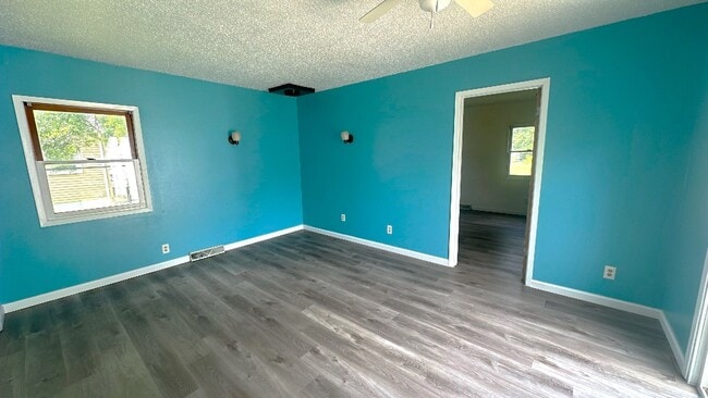 Building Photo - FOR RENT- Adorable 2 bed 1 bath in Washbur...
