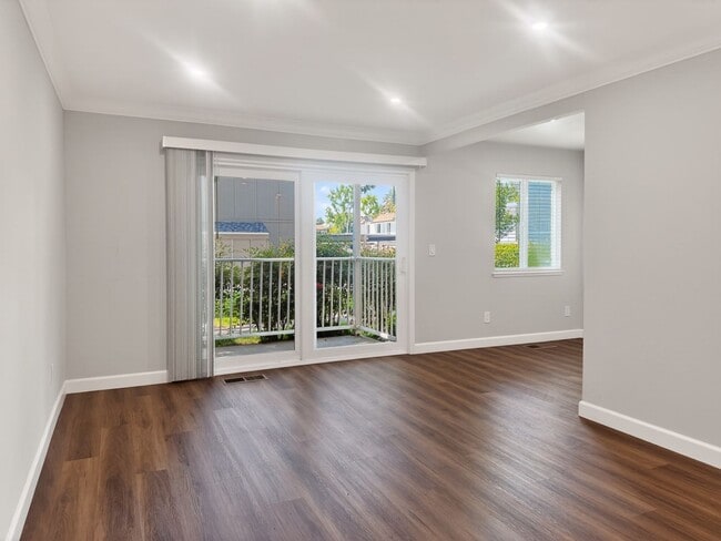 Building Photo - Gorgeous and Completely Remodeled Lower Level Unit with Inside Laundry is Available Now!
