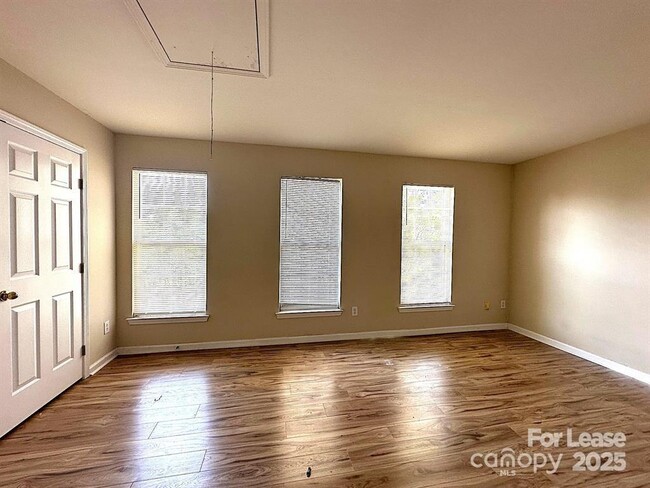 Building Photo - 15683 King Louis Ct