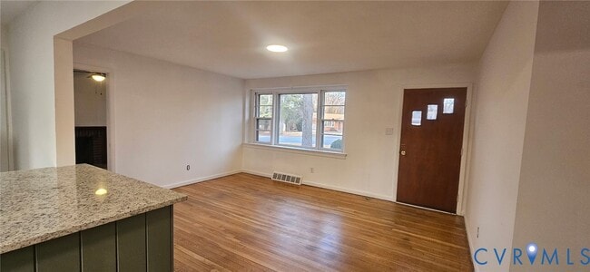 Building Photo - 8011 Kenmore Dr