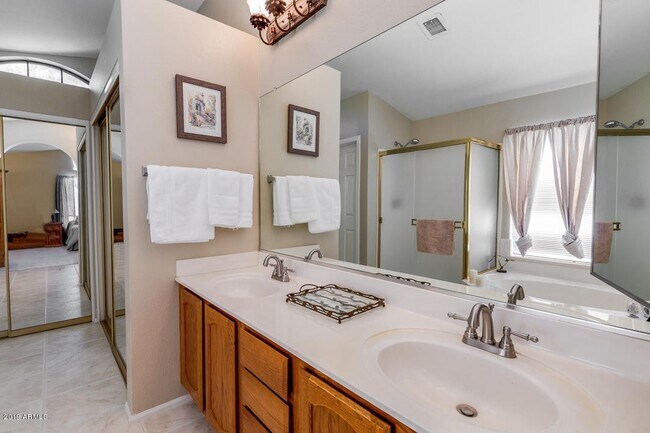 Building Photo - Location! Location! Beautiful 4 Bedroom/ 3 Bath Home! Ray/Kyrene