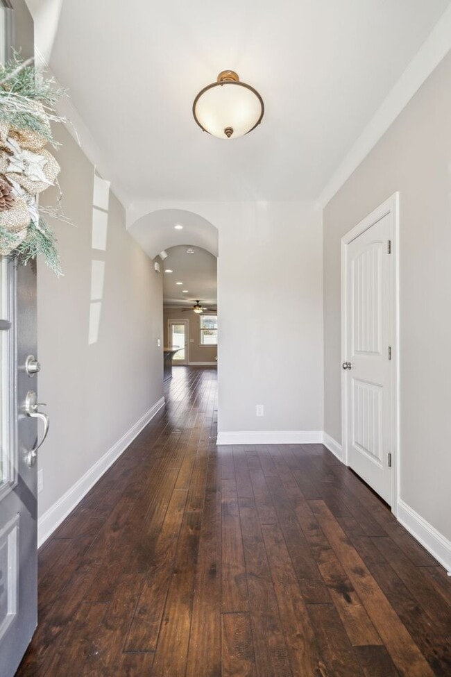 Building Photo - 3 BR/2.5 BA Luxury Townhome
