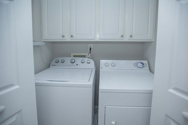 Building Photo - 2 Bedroom 2.5 Bath with Lake View in Morrisville, NC!