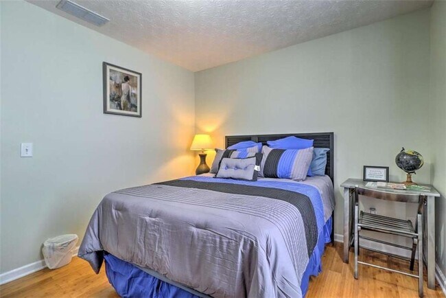 Building Photo - 483 Oak Dr