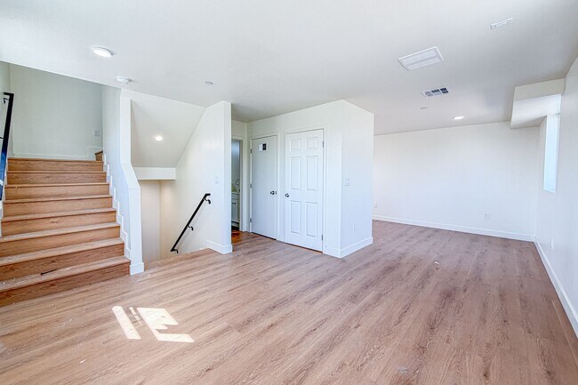 Building Photo - 423 E 31st St