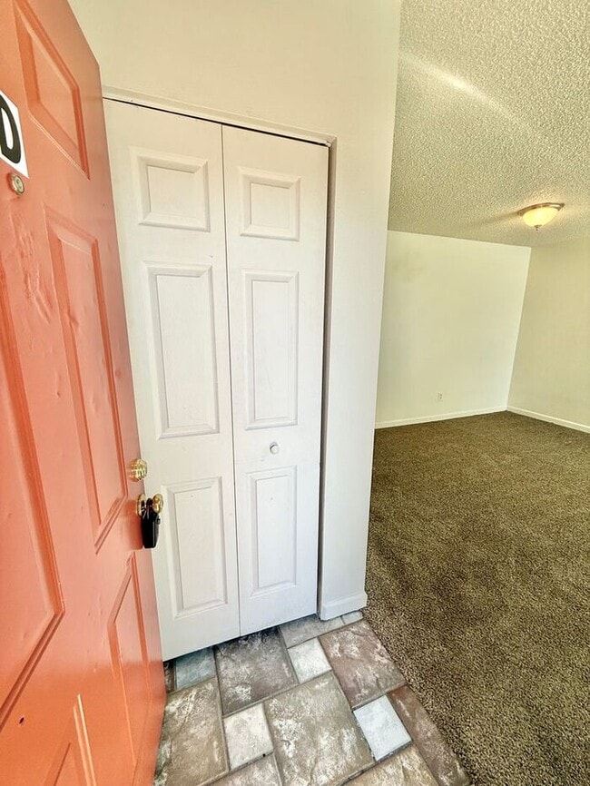 Building Photo - Move -In Incentives - Pick 1 - 2 Weeks Free, $100 Off or Flexible Lease Dates! 2 Bed, 1 Bath apar...